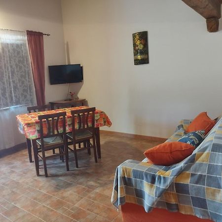 Agriturismo Le Cascine Castel di Tora Luaran gambar