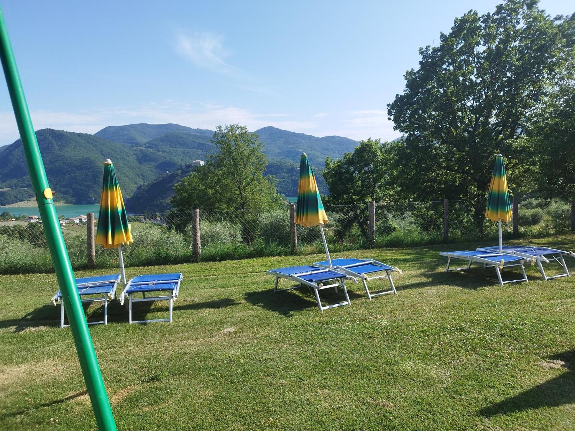 Agriturismo Le Cascine Castel di Tora Luaran gambar