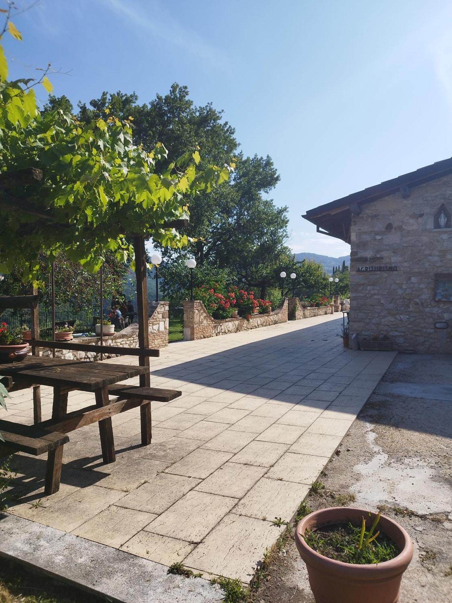 Agriturismo Le Cascine Castel di Tora Luaran gambar