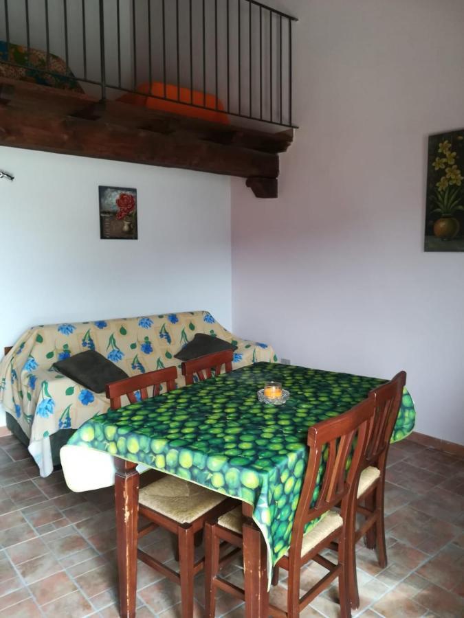 Agriturismo Le Cascine Castel di Tora Luaran gambar