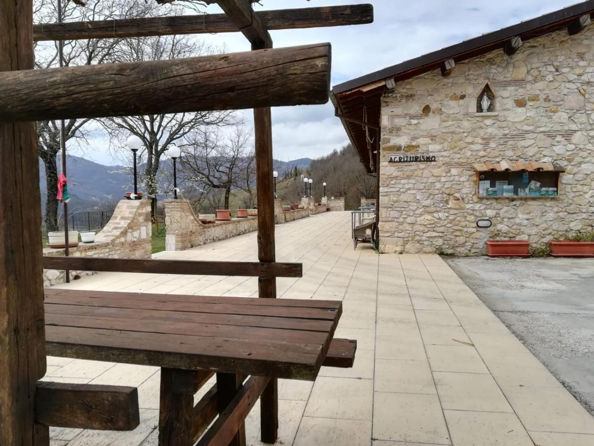 Agriturismo Le Cascine Castel di Tora Luaran gambar
