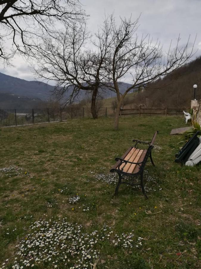Agriturismo Le Cascine Castel di Tora Luaran gambar
